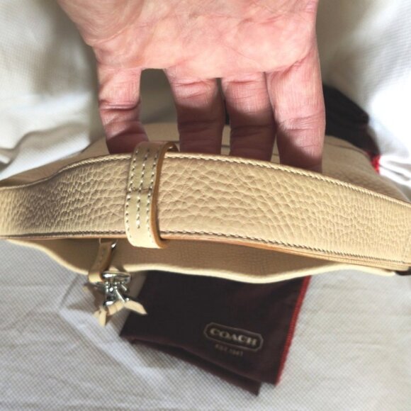 Coach Vintage Pebbled Leather Slim Duffle Convertible Sac in Sand, EUC - Picture 4 of 13